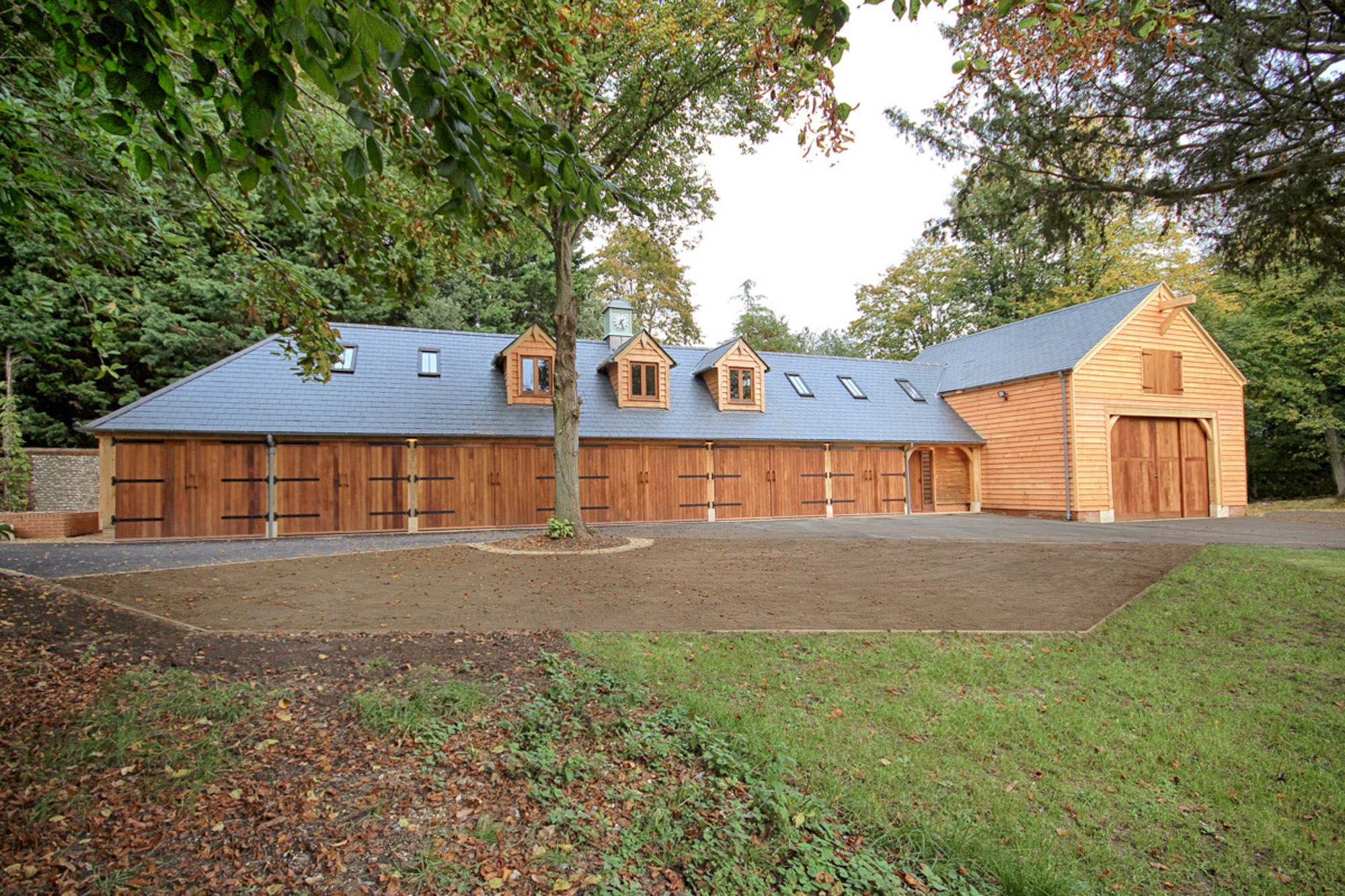 6 Bay Garage Outbuilding With Accommodation Above
